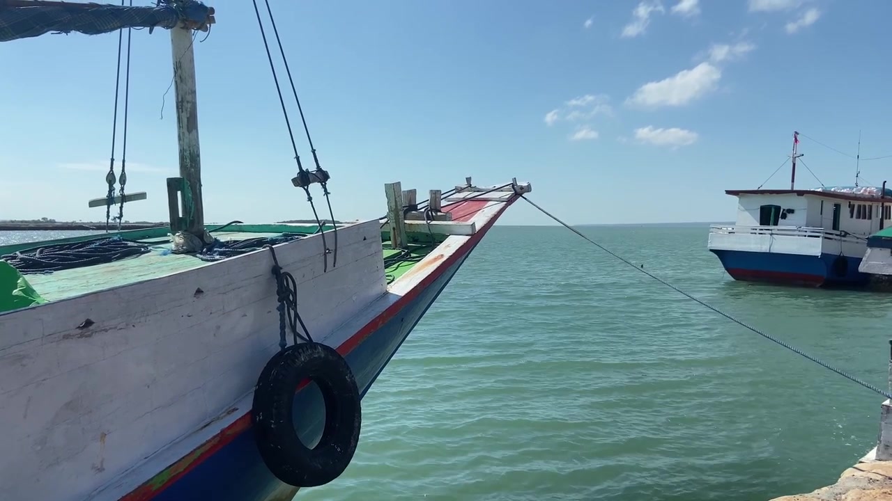Due barche ormeggiate in un porto tranquillo in una giornata di sole