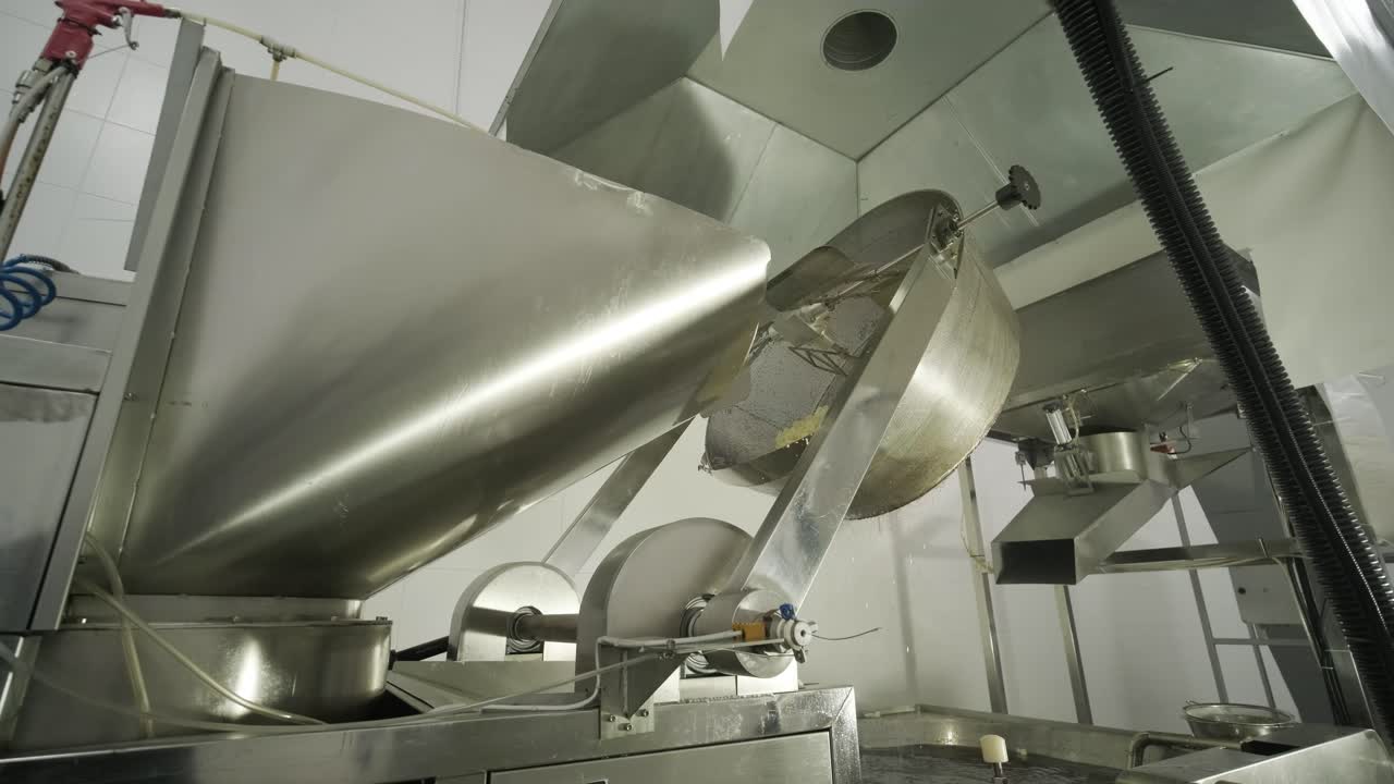 producción de papas fritas y bocadillos. las papas fritas se fríen en un cuenco grande con mantequilla