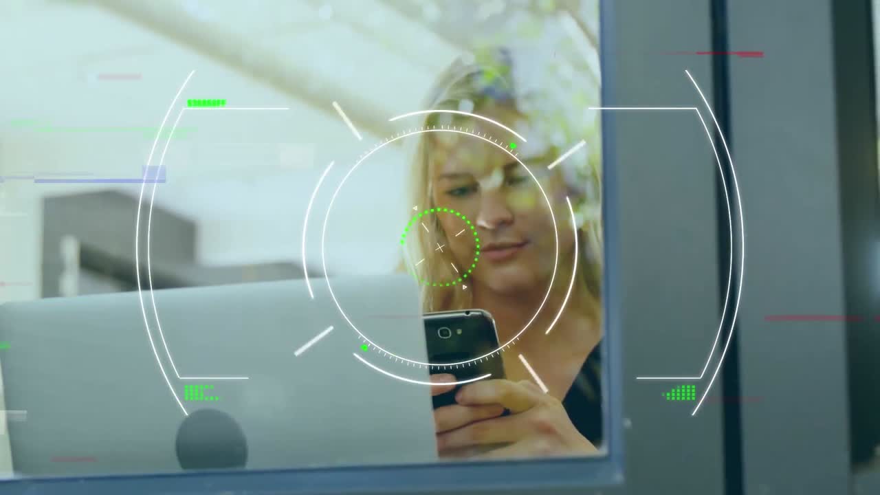 animación de escaneo de alcance sobre mujer de negocios caucásica usando teléfono inteligente en la oficina.