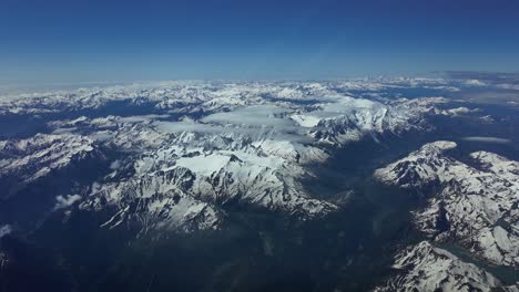 POV-Luftaufnahme-Der-Schneebedeckten-Alpenkette,-Aufgenommen-Aus-Einem-Flugzeug,-Das-Nach-Norden-Fliegt,-Mit-Dem-Mont-Blanc-Im-Vordergrund