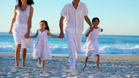 Familie-Geht-Hand-In-Hand-Am-Strand-Spazieren