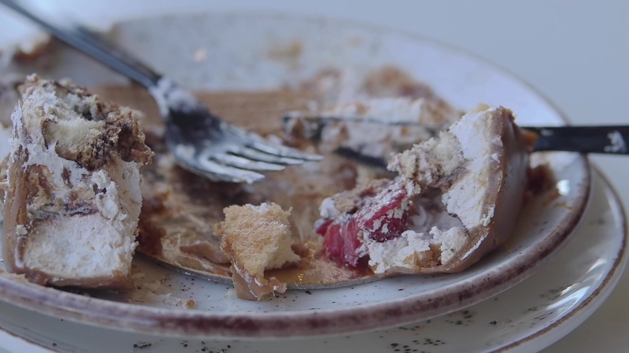 Dessertrester på en tallerken med bestik