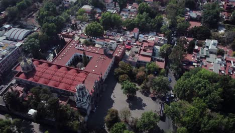 Vista-De-Drones-De-La-Catedral-En-El-Centro-Del-Municipio-De-Coyoacán-En-Un-Día-Soleado