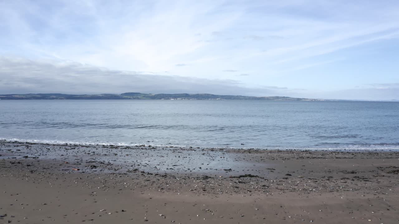 바다를 건너 섬으로 보이는 해변의 잔잔한 파도 | 스코틀랜드 에든버러 | 30fps에서 4k