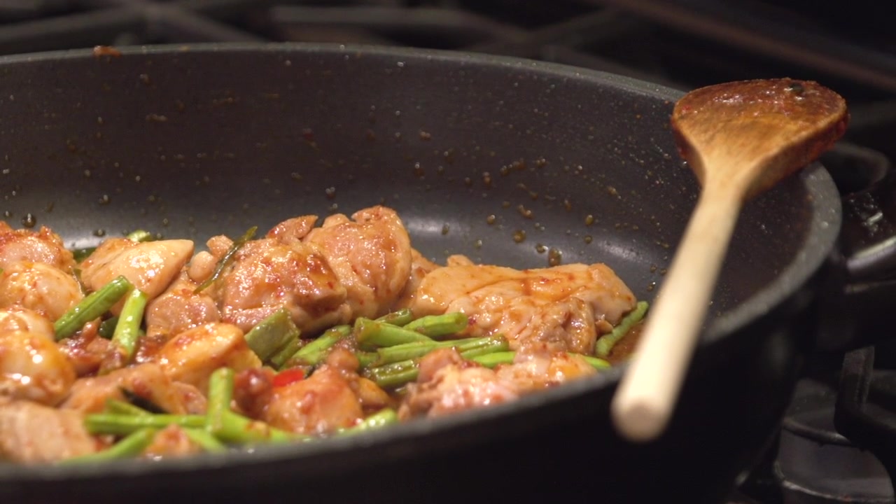 Cucinare cibo tailandese, Gai Pad Prick Gaeng, in una padella calda