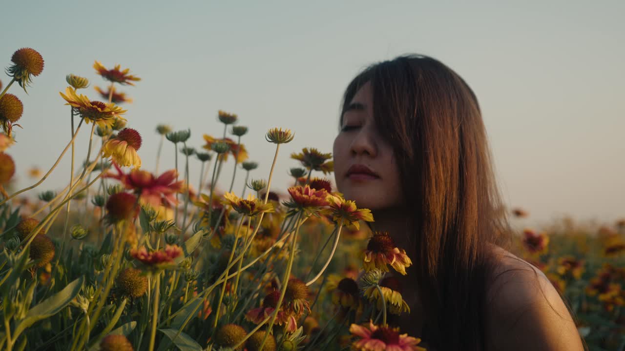 Mujer en un campo de flores
