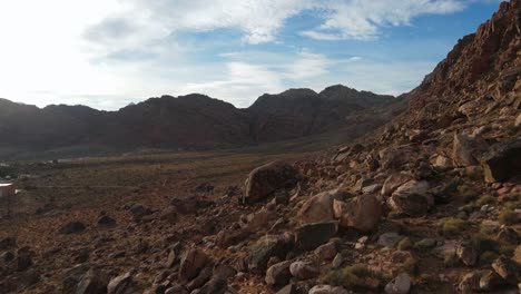 excelente vista aérea moviéndose sobre el cañón de roca roja en nevada