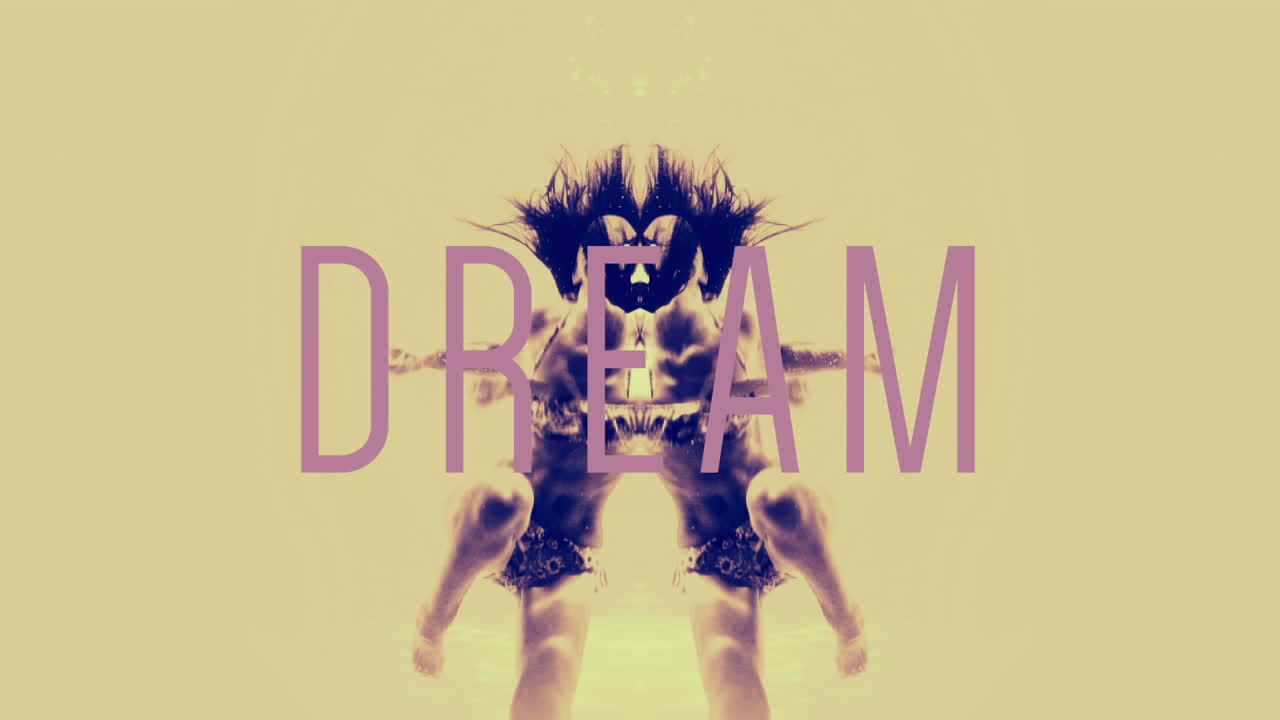 mujer en bikini buceando en la piscina con texto de sueño