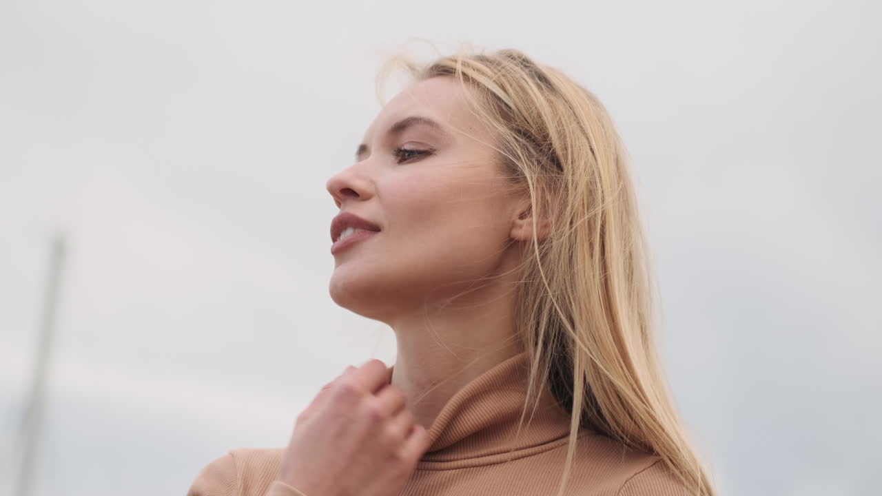 una mujer hermosa posando al aire libre.