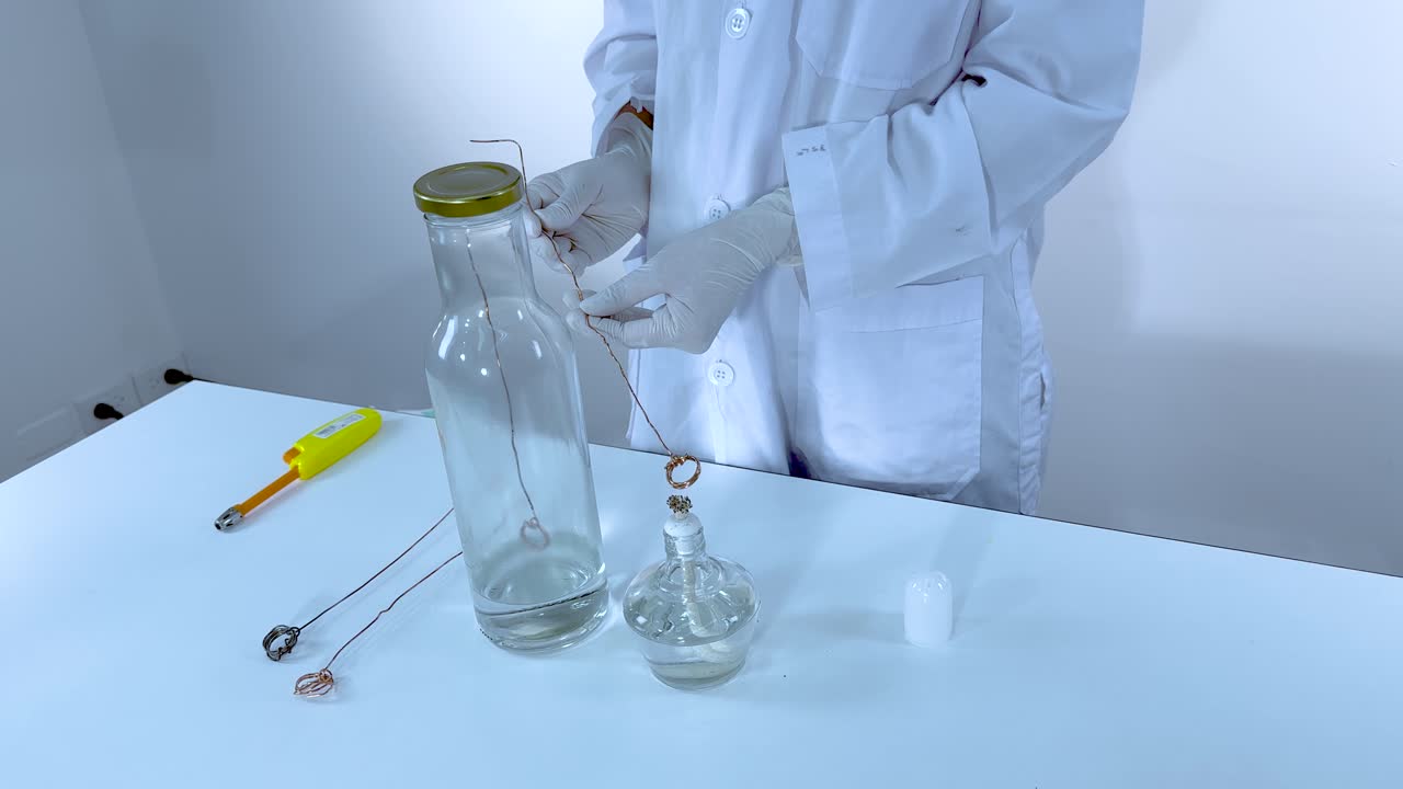 el científico lleva a cabo un experimento de reacción química brillante