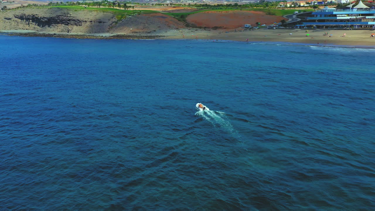 Luftbild des Schnellbootes auf See. Schnellboot auf See, Sicht von oben. Luftvideo von Schnellbooten, die in türkisblauem Wasser schwimmen.