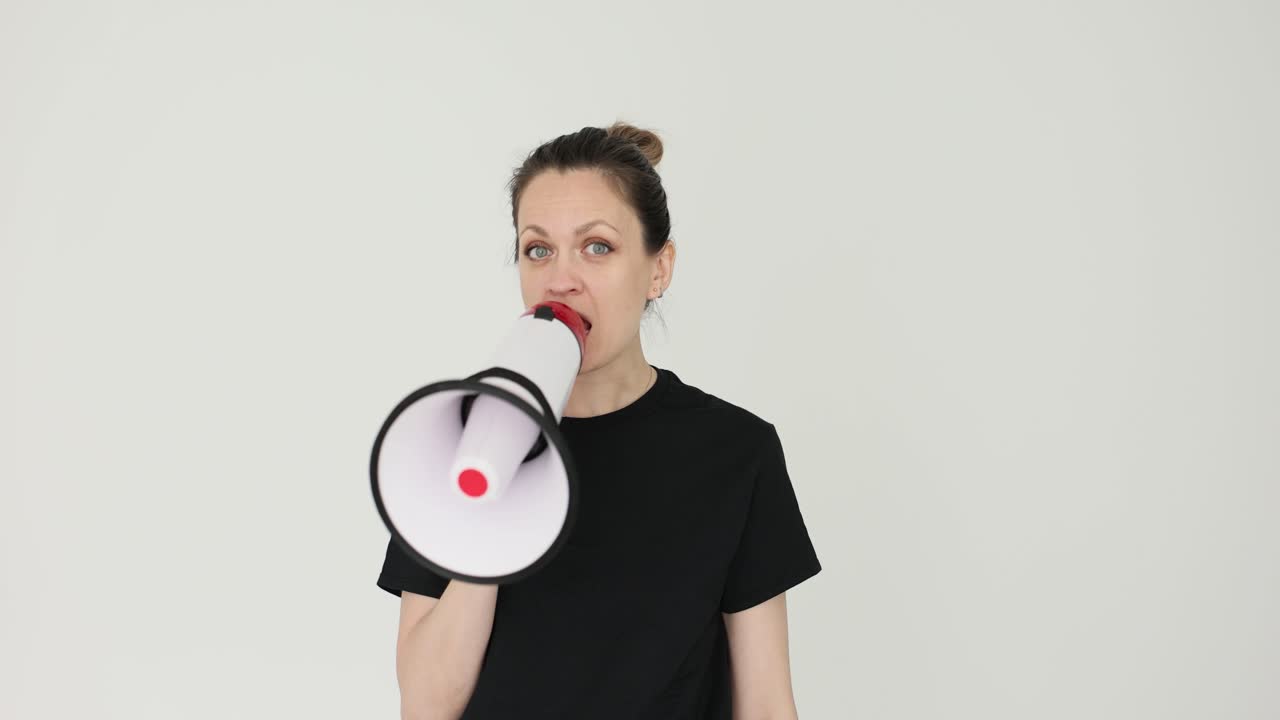 mujer con megáfono