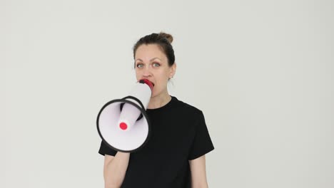 mujer con megáfono