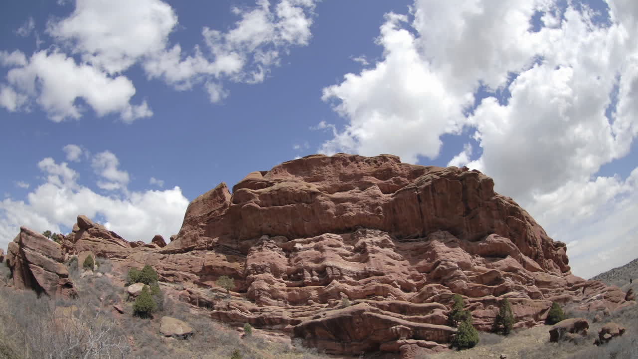 lapso de tiempo de las nubes sobre el parque de roca roja en morrison colorado