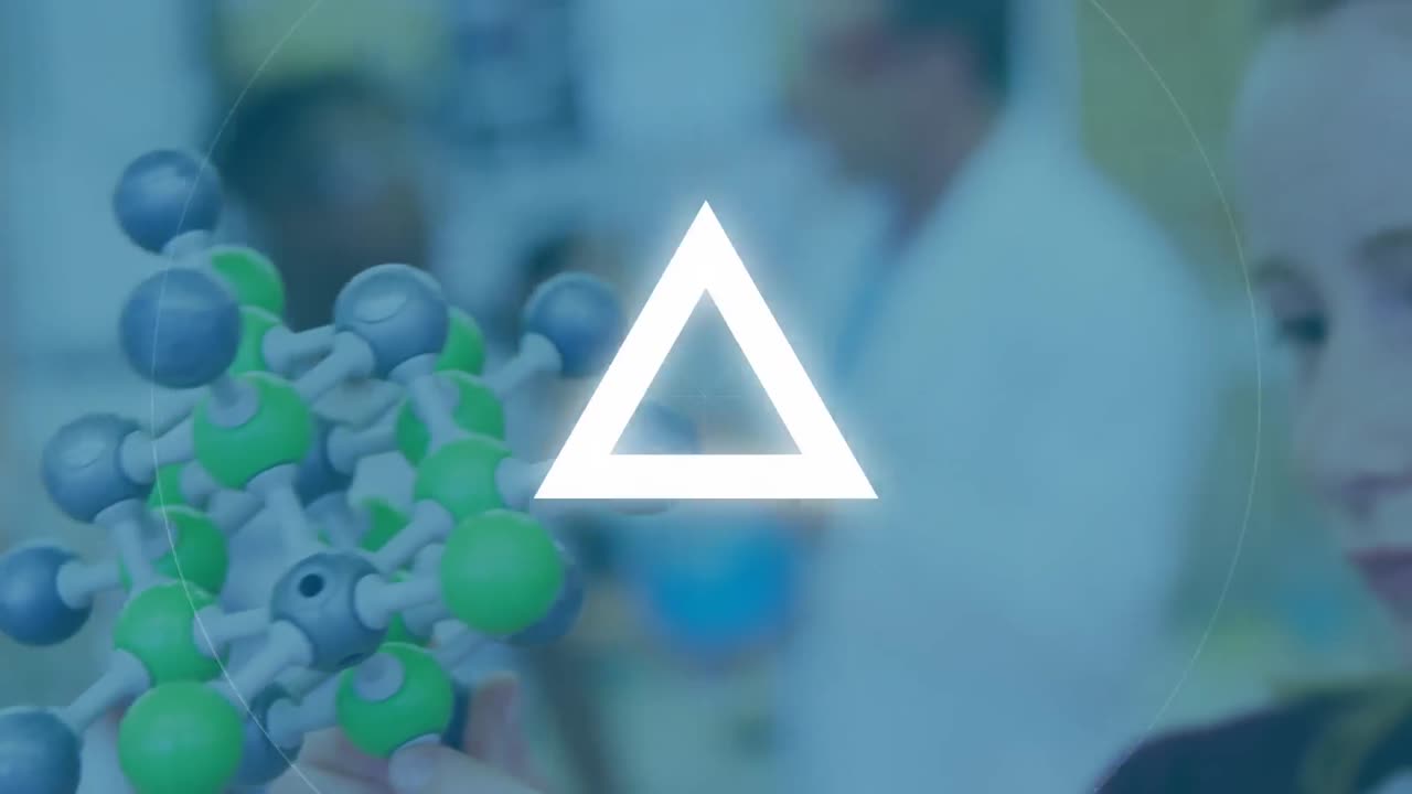 animación de triángulos y círculos blancos intermitentes sobre una estudiante que sostiene un modelo molecular 3d