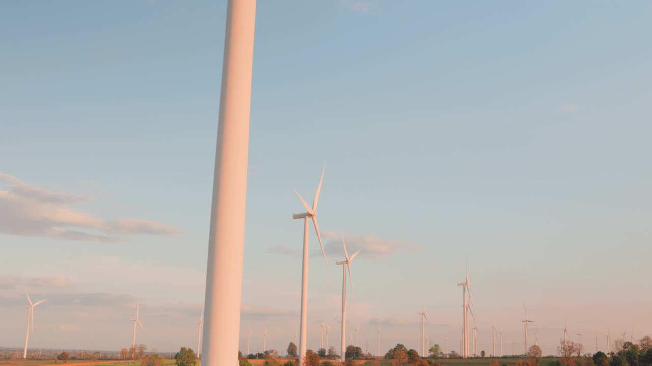 풍차 농장 풍경은 깨한 에너지와 지속 가능한 에너지를 생산합니다.