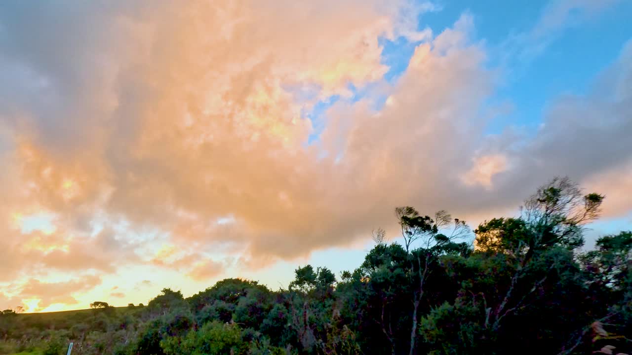 puesta de sol sobre las colinas