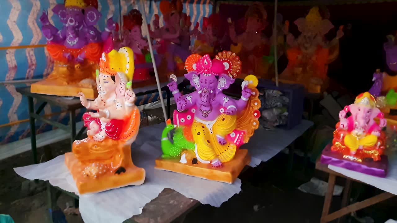 Idoli di Lord Ganesha fatti a mano disposti per la vendita prima del festival