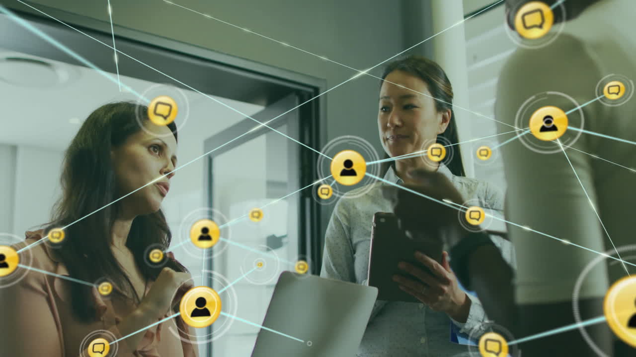 animación de iconos conectados sobre diversas trabajadoras que discuten informes en la oficina.