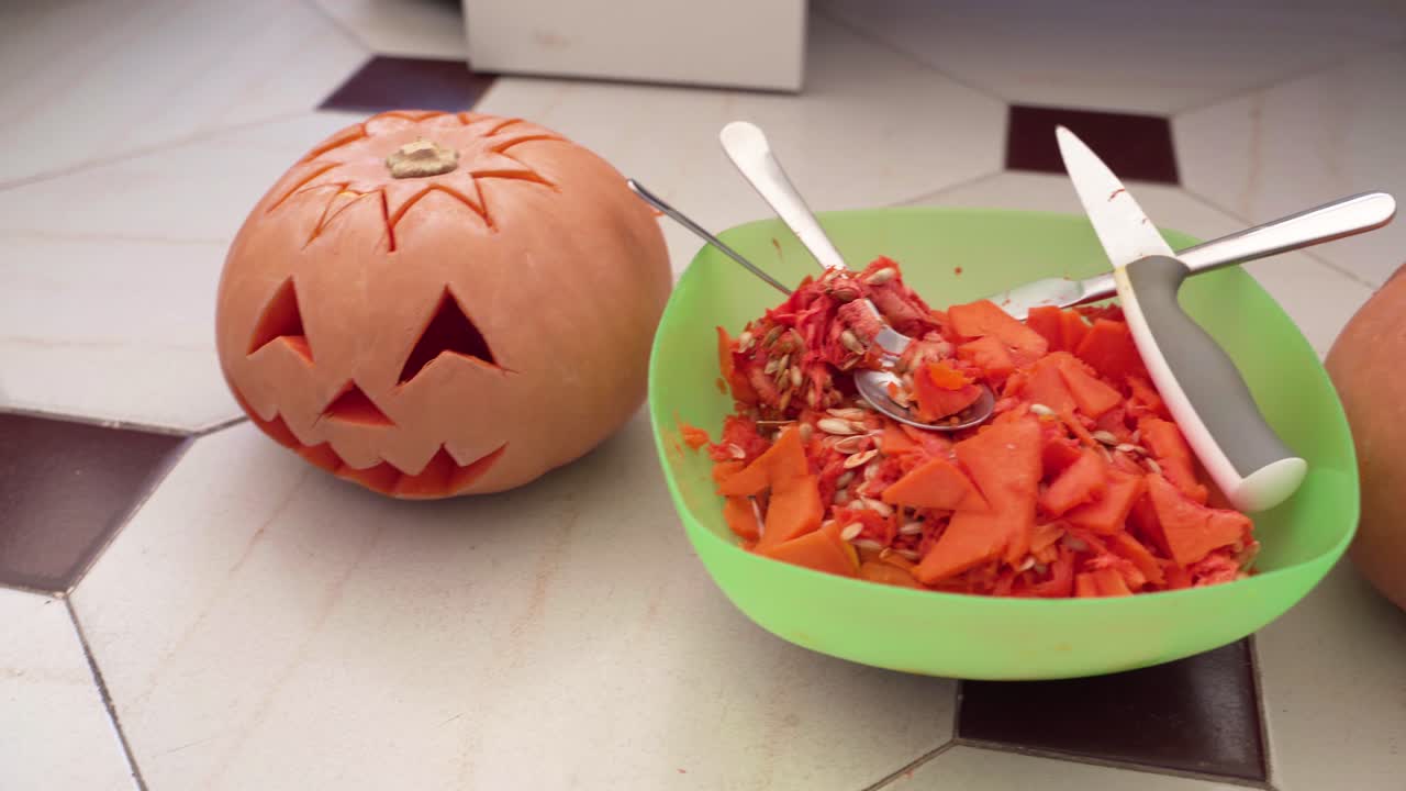 tallar cabezas de calabaza frescas -decoración perfecta de halloween -cerrar la sartén a la izquierda