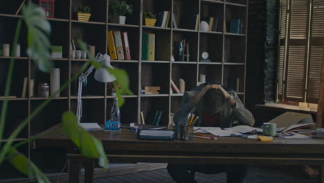 Un-Hombre-De-Negocios-Frustrado-Poniendo-La-Cabeza-En-El-Escritorio-De-La-Oficina-En-Casa.-Empresario-Cansado