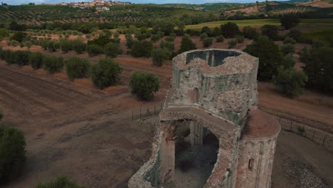 abbazia di san bruzio, una ruina dañada de una antigua iglesia de abadía de monasterio medieval abandonada en toscana del siglo xi rodeada de olivos en italia-1
