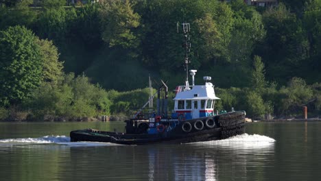 barco remolcador navegando en el río fraser durante el día en columbia británica, canadá