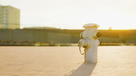 Alter-Hydrant-An-Einer-Strandpromenade