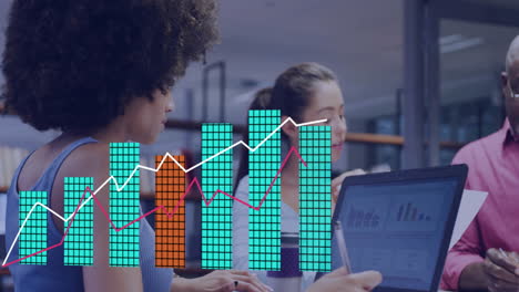 animación del procesamiento de datos financieros sobre diversas personas de negocios en la oficina