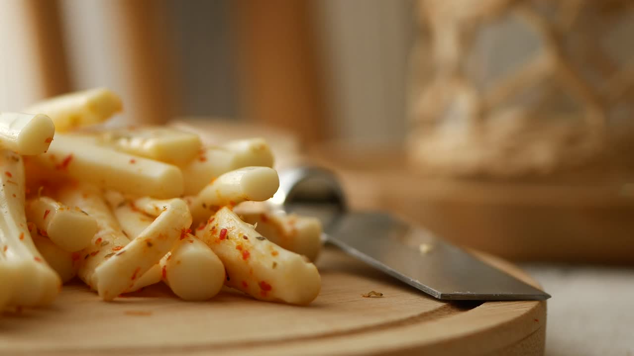 Primo piano di bastoncini di formaggio stagionato su una tavola di legno