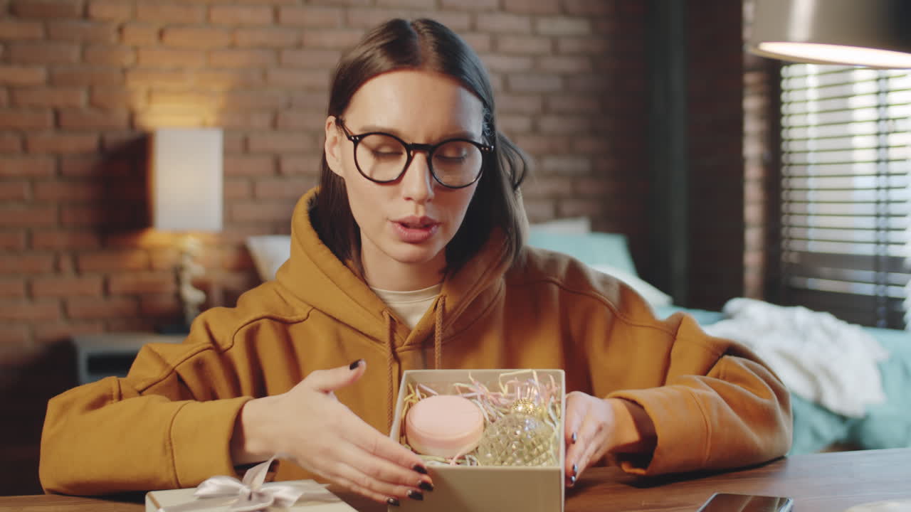 blogger de belleza que habla de cosméticos en la cámara