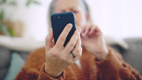 Teléfono,-Mano-Y-Primer-Plano-De-Desplazamiento-De-Mujer-Mayor