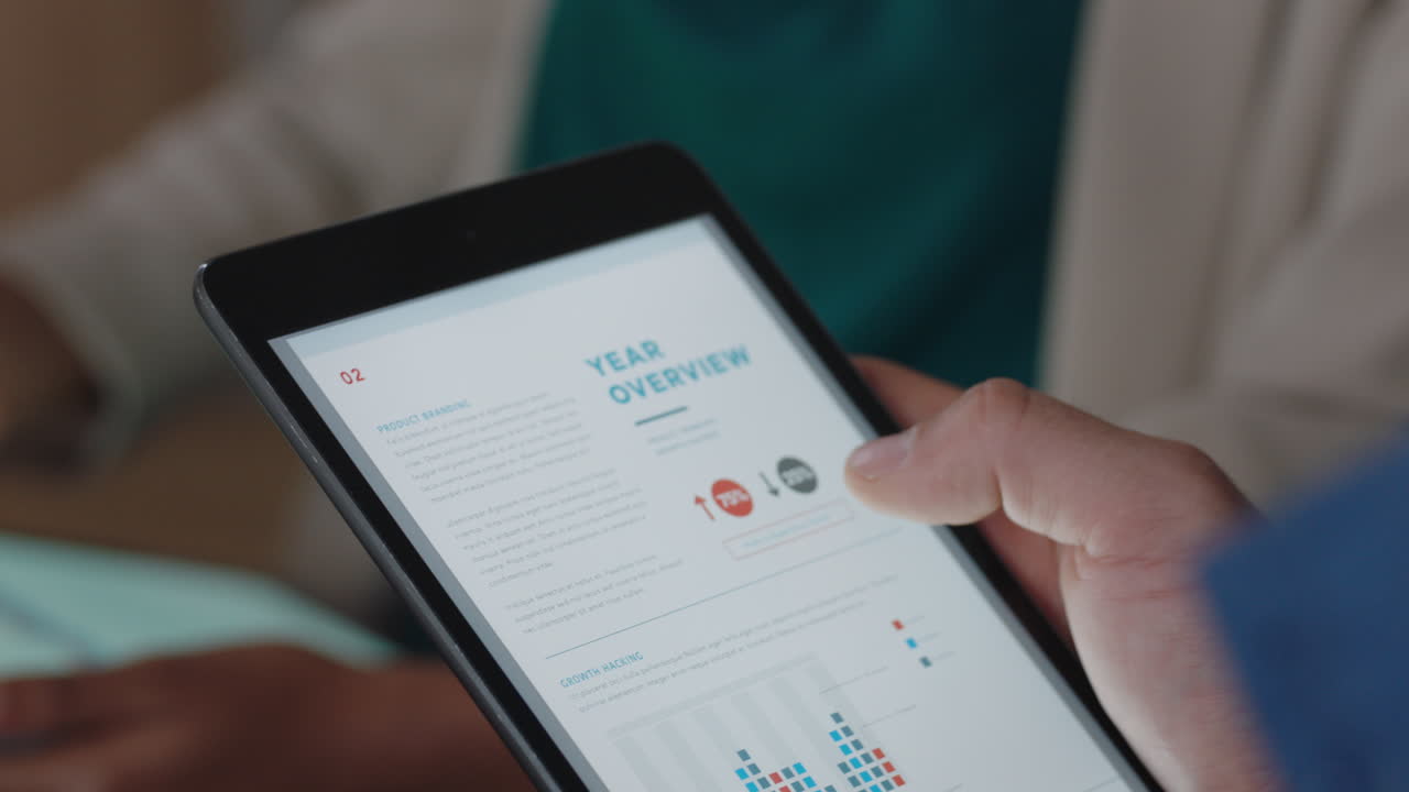 manos cerradas usando computadora tableta digital hombre de negocios navegando información gráfica financiera en la pantalla lluvia de ideas con colegas en la reunión de la oficina