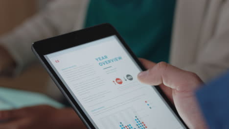 Nahaufnahme-Der-Hände-Mithilfe-Eines-Digitalen-Tablet-Computers.-Geschäftsmann,-Der-Finanzdiagramminformationen-Auf-Dem-Bildschirm-Durchstöbert-Und-Ideen-Mit-Kollegen-In-Einer-Bürobesprechung-Sammelt