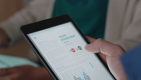 manos cerradas usando computadora tableta digital hombre de negocios navegando información gráfica financiera en la pantalla lluvia de ideas con colegas en la reunión de la oficina