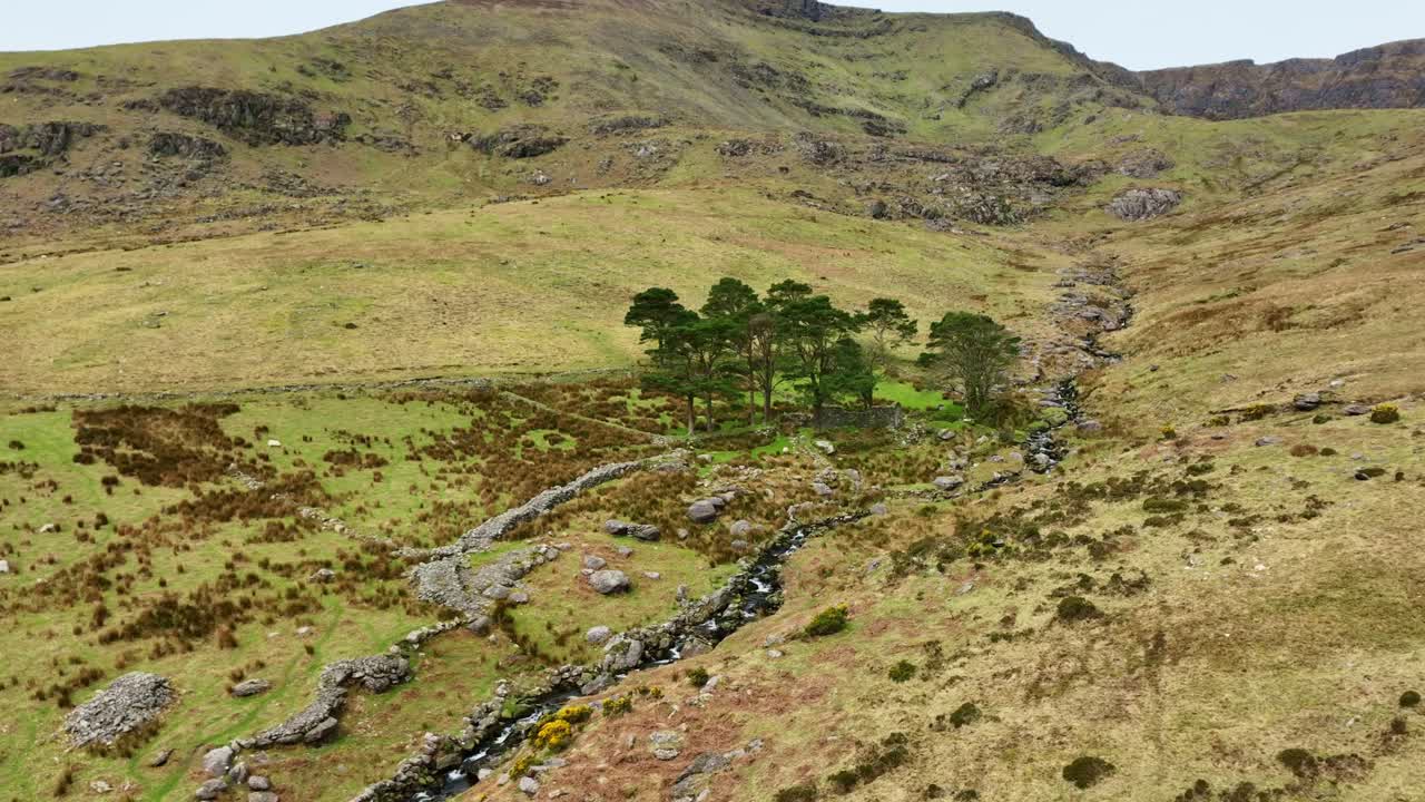 Una fattoria a lungo abbandonata annidata all'ombra della montagna, Monti Comeragh, Waterford, pomeriggio di primavera.