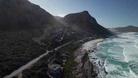 carretera panorámica, montañas y océano en ciudad del cabo, sudáfrica - retirada aérea