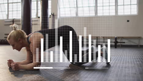 animación de diagramas sobre una deportista caucásica haciendo plancha en el gimnasio