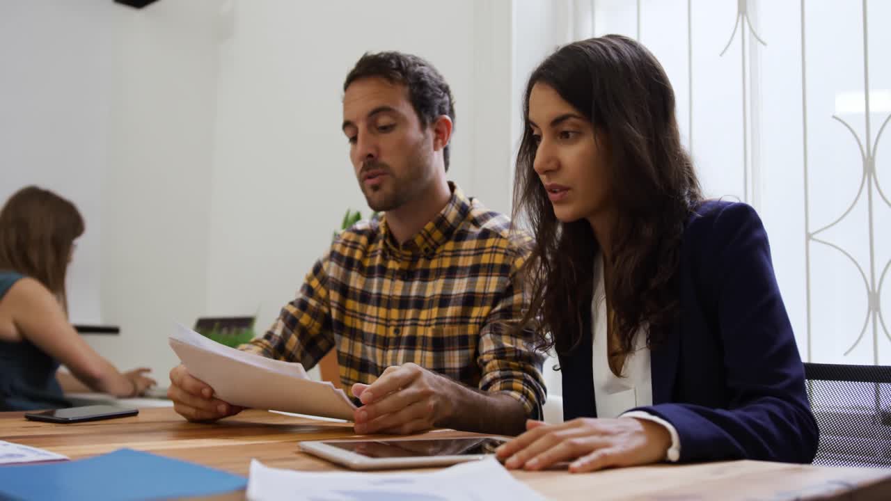 profesionales creativos de la generación del milenio trabajando en una oficina creativa