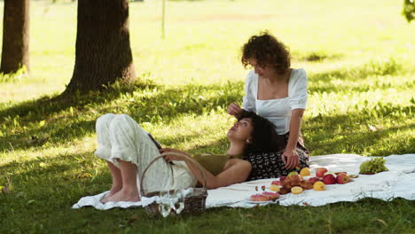 Couple-enjoying-time-together-in-the-park