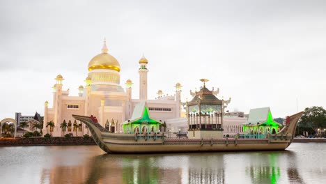 mezquita del sultán omar ali saifuddin en el estado de brunei.