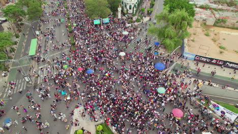 vista aérea de las multitudes del desfile del orgullo en méxico caminando por el paseo de la reforma el 25 de junio de 2022