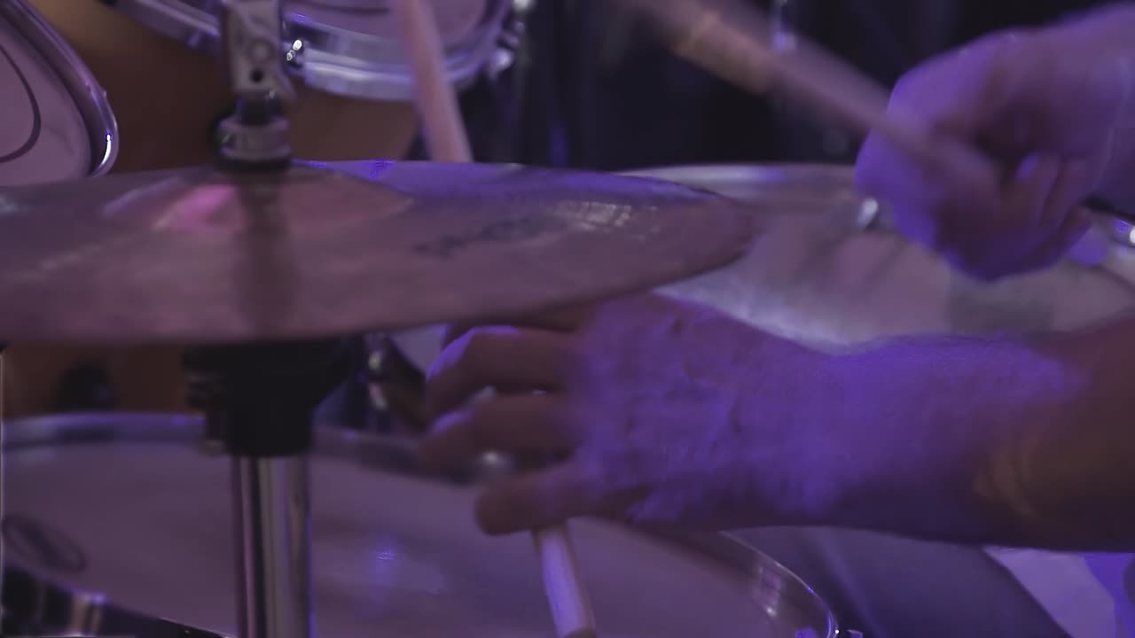 batterista suona strumenti a percussione in un concerto come parte di un gruppo musicale