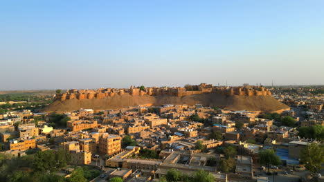una vista de avión no tripulado hacia adelante del fuerte de jaisalmer y el paisaje urbano de rajasthan, india 4k