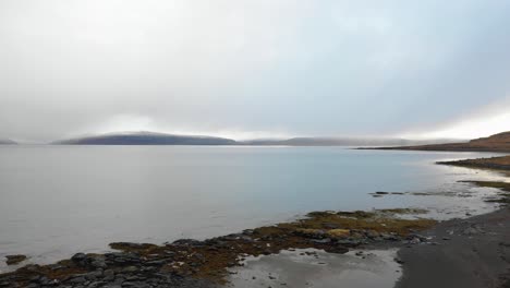 Drohne-Fliegt-An-Einem-Bewölkten-Tag-Tief-über-Die-Epische-Felsige-Flussküste-In-Den-Westfjorden