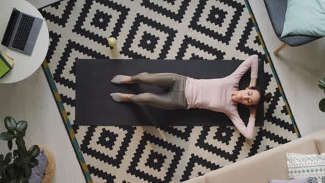 Woman-Doing-Ab-Crunches-at-Home