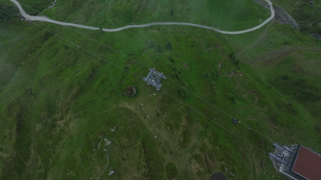 푸른 울창한 계곡과 키츠슈타인호른 스키 리조트에서 케이블카