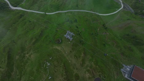 verde valle exuberante y tranvías en la estación de esquí de kitzsteinhorn como la niebla rueda en