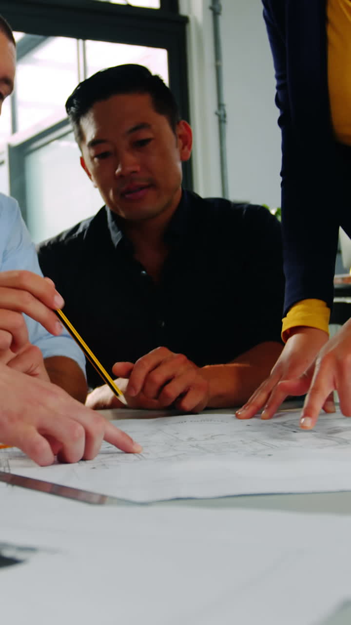 비즈니스 임원 들 이 청사진 을 논의 하고 있다