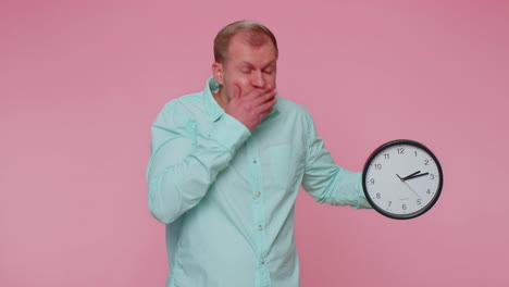 hombre confundido con ansiedad comprobando el tiempo en el reloj, llegando tarde al trabajo, retrasándose, plazo